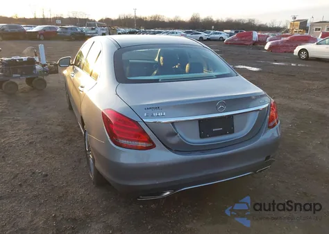 2015 Mercedes-Benz C 300 Luxury 4Matic z USA, uszkodzony, nr VIN 55SWF4KB4FU024129